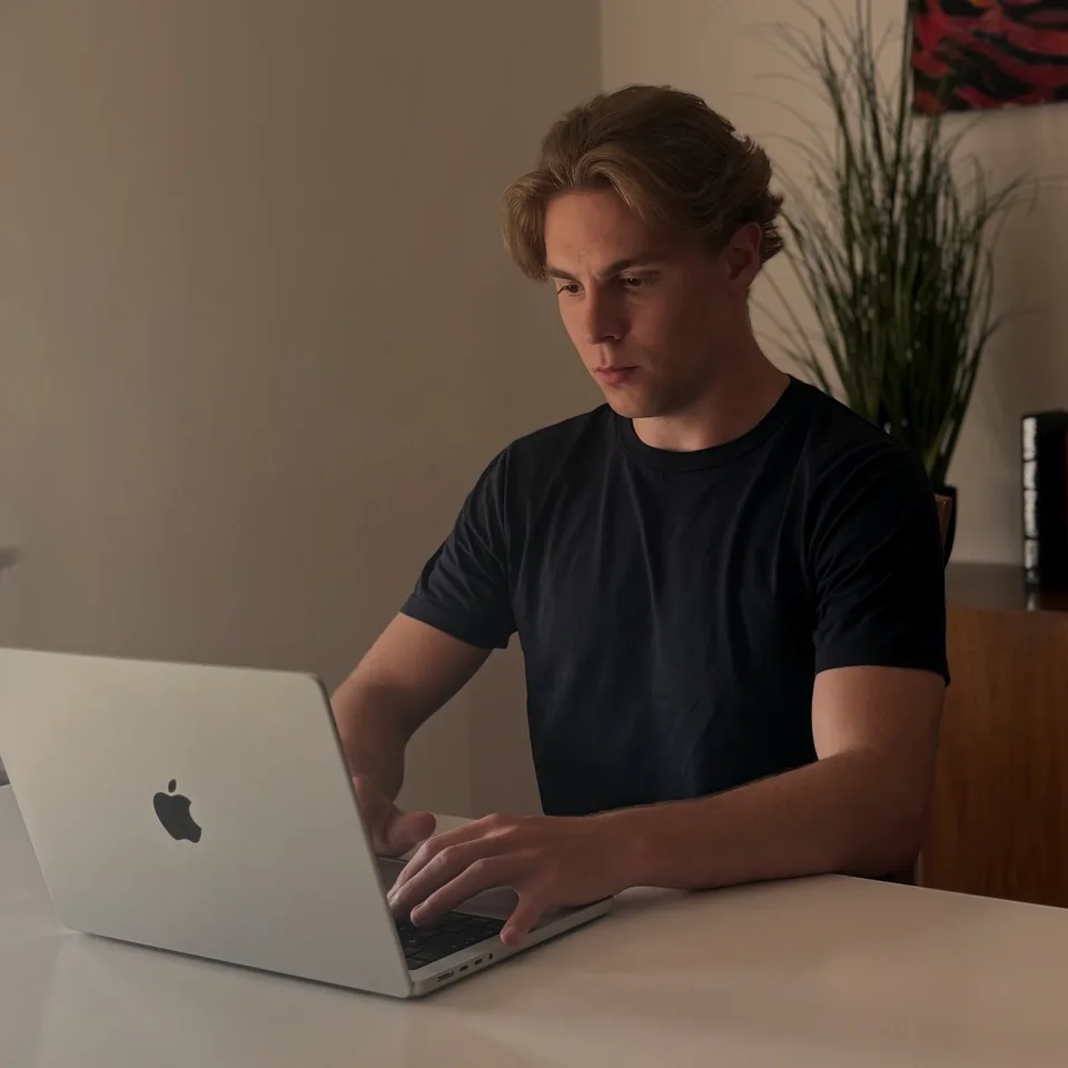 Richard Zander baut am Laptop eine Website für einen Handwerksbetrieb